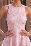 Abito rosa di Homecoming a a linea floreale con collo rotondo, perle con volant e perline