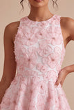 Abito rosa di Homecoming a a linea floreale con collo rotondo, perle con volant e perline