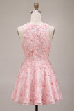 Abito rosa di Homecoming a a linea floreale con collo rotondo, perle con volant e perline