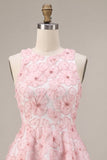 Abito rosa di Homecoming a a linea floreale con collo rotondo, perle con volant e perline
