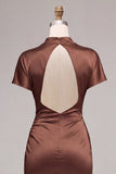 Abito elegante lungo da sirena a collo alto in Satin Coffee con maniche corte