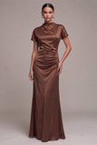 Abito elegante lungo da sirena a collo alto in Satin Coffee con maniche corte