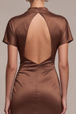 Abito elegante lungo da sirena a collo alto in Satin Coffee con maniche corte