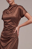 Abito elegante lungo da sirena a collo alto in Satin Coffee con maniche corte