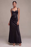 Sirena nera in raso con spalline spesse e abito formale lungo