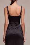 Sirena nera in raso con spalline spesse e abito formale lungo
