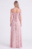 Vestito da damigella rosa a spalle fredde, floreale a linea a linea a fila arricciata, pizzo lungo con spalle e fessura