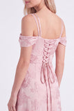 Vestito da damigella rosa a spalle fredde, floreale a linea a linea a fila arricciata, pizzo lungo con spalle e fessura