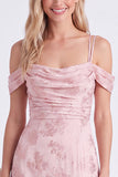 Vestito da damigella rosa a spalle fredde, floreale a linea a linea a fila arricciata, pizzo lungo con spalle e fessura