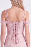Vestito da damigella rosa a spalle fredde, floreale a linea a linea a fila arricciata, pizzo lungo con spalle e fessura