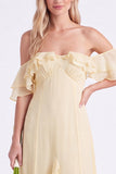 Abito lungo da damigella d'onore con spalle spalle e chiffon
