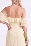 Abito lungo da damigella d'onore con spalle spalle e chiffon