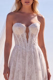 Corsetto bianco senza spalline in pizzo con velo