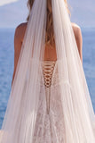 Corsetto bianco senza spalline in pizzo con velo