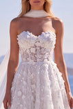 Abito da sposa lungo floreale con applique a corsetto bianco in tulle