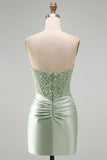Vestito corto di cocktail in raso perla verde polverosa con paillettes arricciate