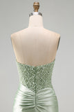 Vestito corto di cocktail in raso perla verde polverosa con paillettes arricciate