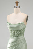 Vestito corto di cocktail in raso perla verde polverosa con paillettes arricciate