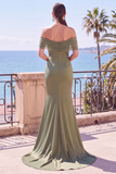 Abito elegante lungo da sirena verde salvia spuntato dalla spalla