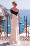 Abito elegante lungo a sirena asimmetrica in champagne nero con fessura