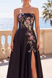 Abito elegante lungo senza spalline con ricamo floreale nero a linea A con fessura laterale