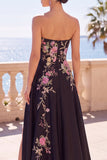 Abito elegante lungo senza spalline con ricamo floreale nero a linea A con fessura laterale