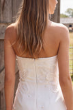 Abito corto da bridal shower corto in Bodycon Perle senza spalline Ivory con fiore 3D
