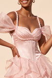 Corsetto rosa con spalle fredde e abito corto da homecoming con orlo a volette