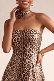 Abito corto senza spalline a fine homecoming con stampa leopardata e paillettes scintillanti con collarino a rosetta