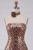 Abito corto senza spalline a fine homecoming con stampa leopardata e paillettes scintillanti con collarino a rosetta