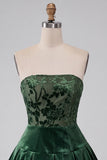 Abito corto di ritorno a casa in velluto A-Line senza spalline verde scuro con volant