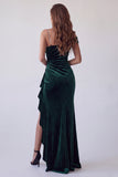Abito elegante lungo a perline con perline verde scuro e sfondo con strass