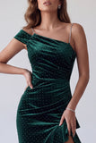 Abito elegante lungo a perline con perline verde scuro e sfondo con strass