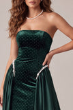 Abito da sera lungo senza spalline con perle in velluto verde scuro con trascica a scorrimento