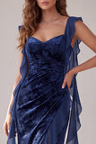 Abito da sera lungo arricciato con guaina in velluto blu navy con volant