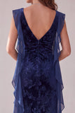 Abito da sera lungo arricciato con guaina in velluto blu navy con volant