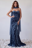 Abito lungo a spalline in velluto blu navy con sciarpa al collo