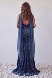 Abito lungo a spalline in velluto blu navy con sciarpa al collo
