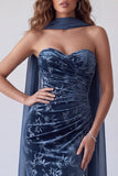 Abito lungo a spalline in velluto blu navy con sciarpa al collo
