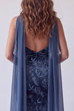 Abito lungo a spalline in velluto blu navy con sciarpa al collo