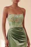 Corsetto verde con guaina velluto senza spalline abito lungo formale arricciato con nastro laterale