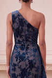 Vestito elegante lungo lungo, velluto arricciato con una sola spalla e mobili