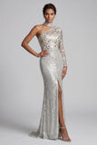 Vestito Maxi Madre della Sposa con guaina grigia, paillettes su una spalla, con fessura laterale