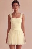 Abito corto bianco in tulle a linea quadrata scollo arricciato