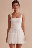 Abito corto bianco in tulle a linea quadrata scollo arricciato