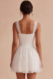 Abito corto bianco in tulle a linea quadrata scollo arricciato