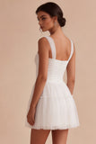 Abito corto bianco in tulle a linea quadrata scollo arricciato