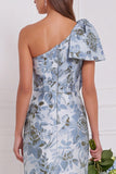 Vestito da damigella lunga a fiori blu polveroso con fiocco su una spalla