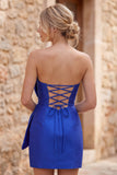 Abito corto di cocktail senza spalline blu reale con fiocco oversize frontale
