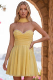 Abito corto di cocktail in chiffon con rifinitura A Line A giallo con sciarpa